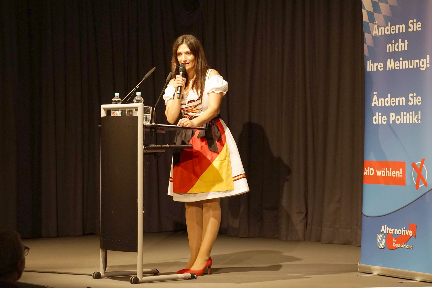 Hauptrednerin Leyla Bilge, Auftritt in schwarz, rot und gold
