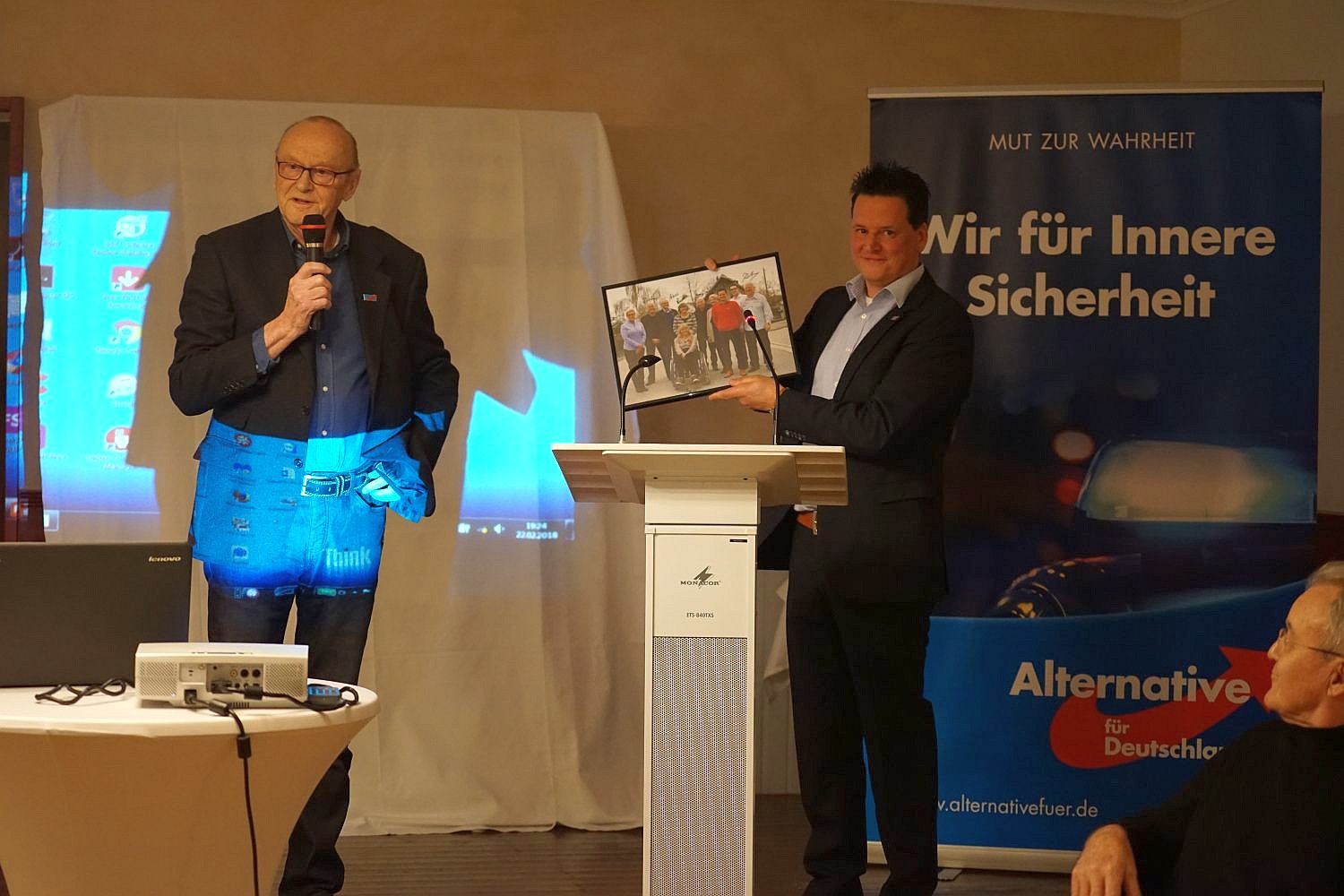 Timo Schmidt erhält Foto der OV-Vorständler