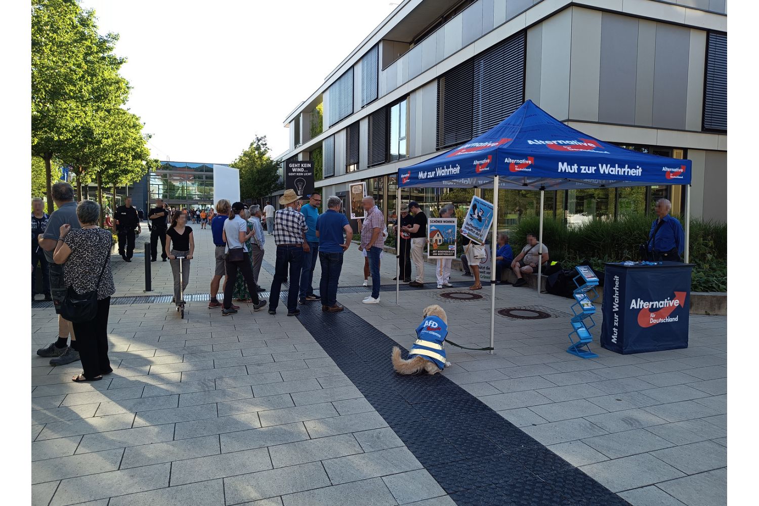 Vor dem Gilchinge Rathaus