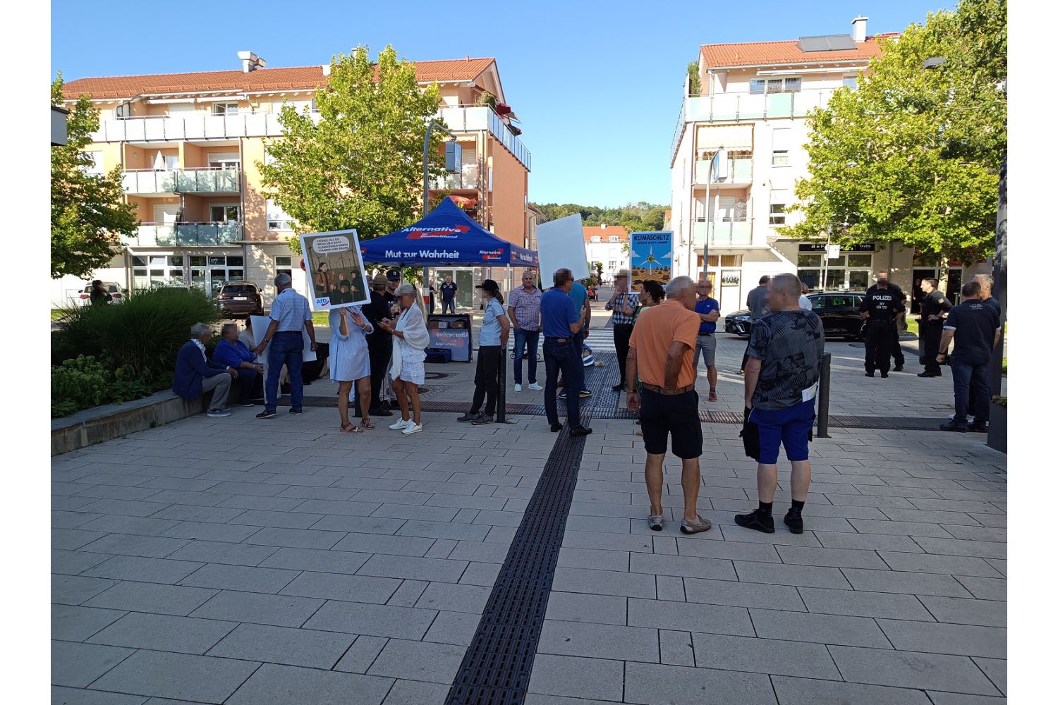 Vor dem Gilchinger Rathaus