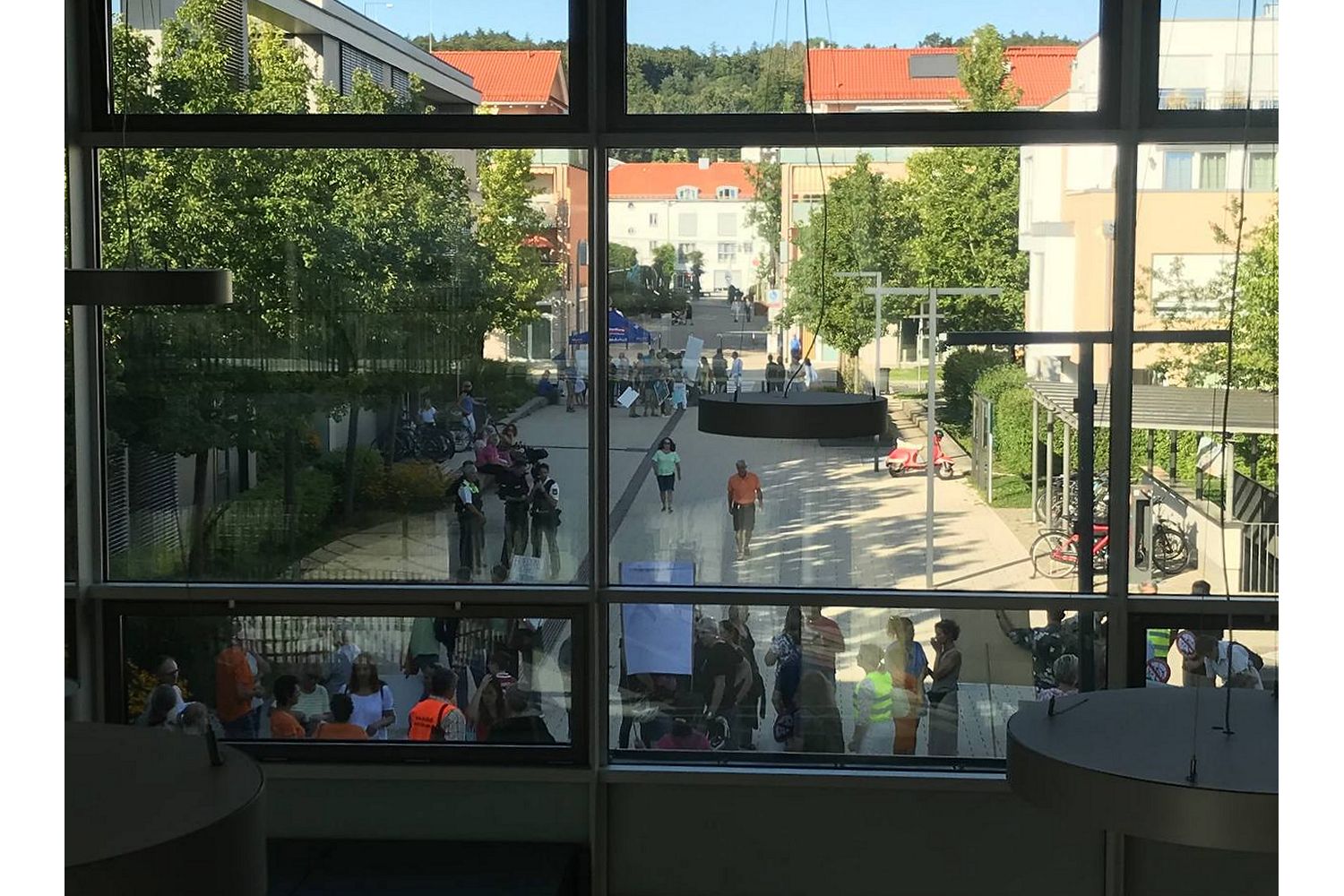 Vor dem Gilchinger Rathaus