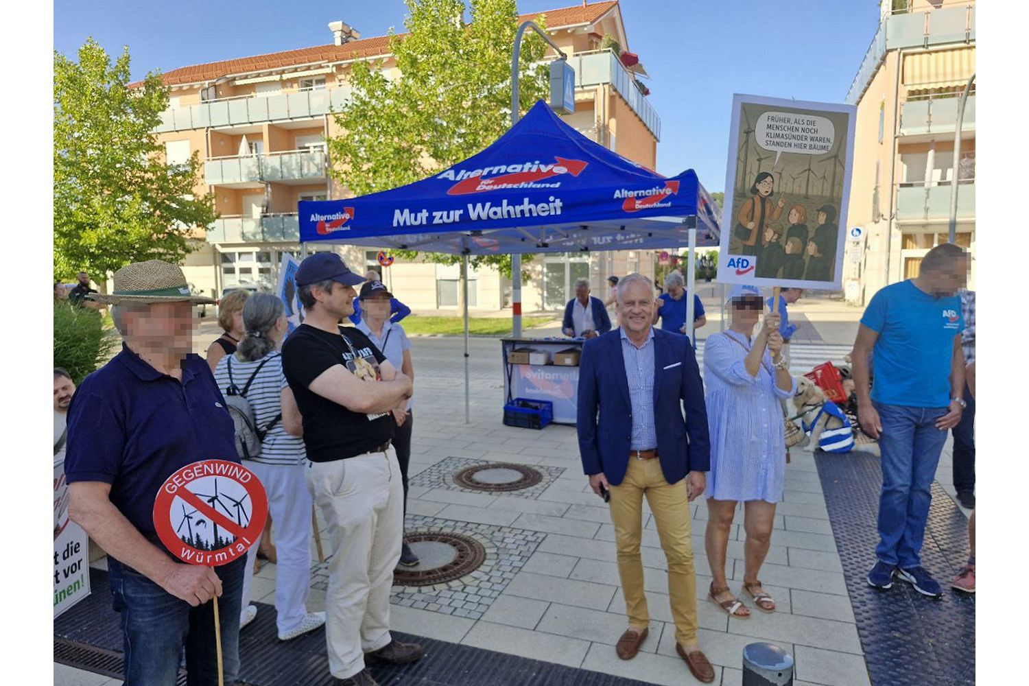 Vor dem Gilchinger Rathaus