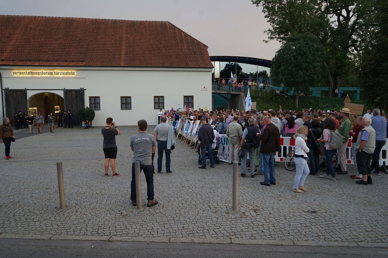 Die unvermeidliche Gegendemonstration, diesmal mit bescheidenem Umfang