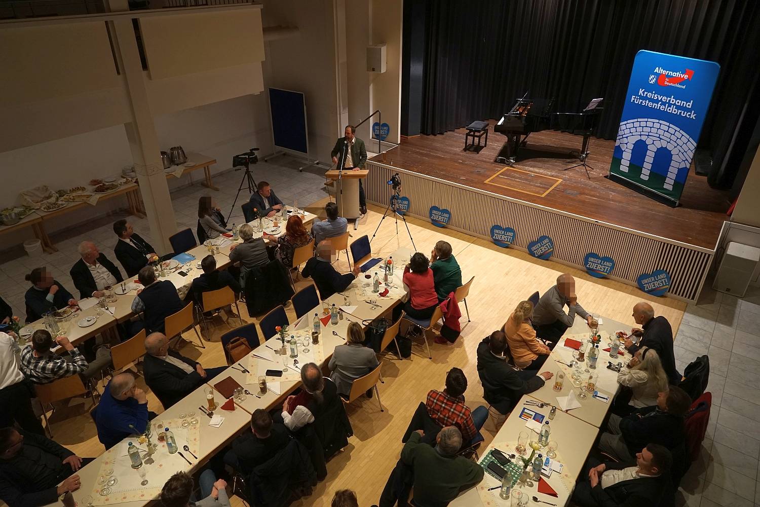 Der Saal ist gut gefüllt