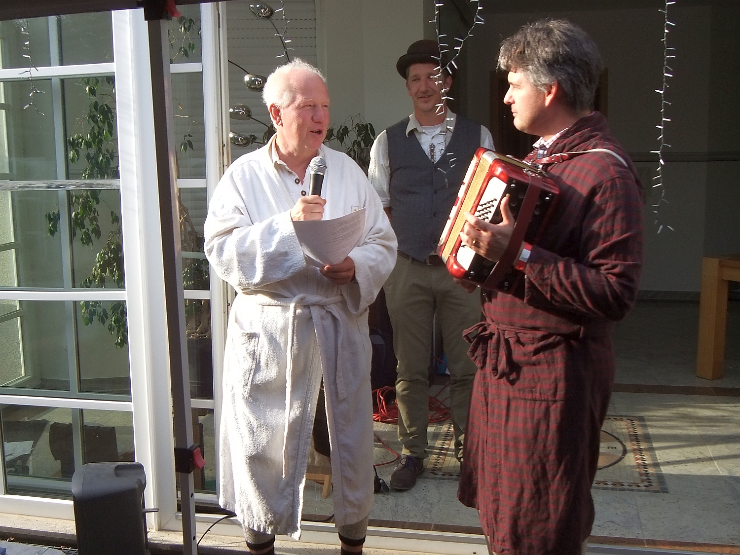Peter Banholzer und Tassilo Erhardt lassen es sich nicht nehmen, ein Gstanzl vorzutragen.