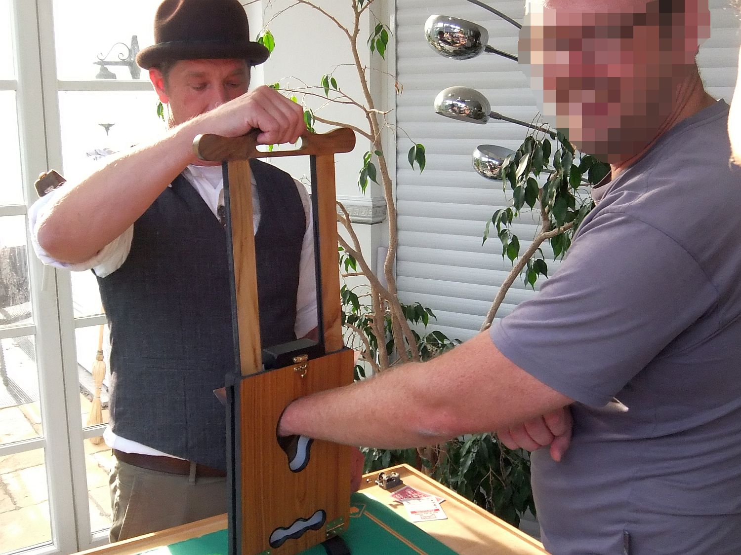 ... mit Zaubertricks.