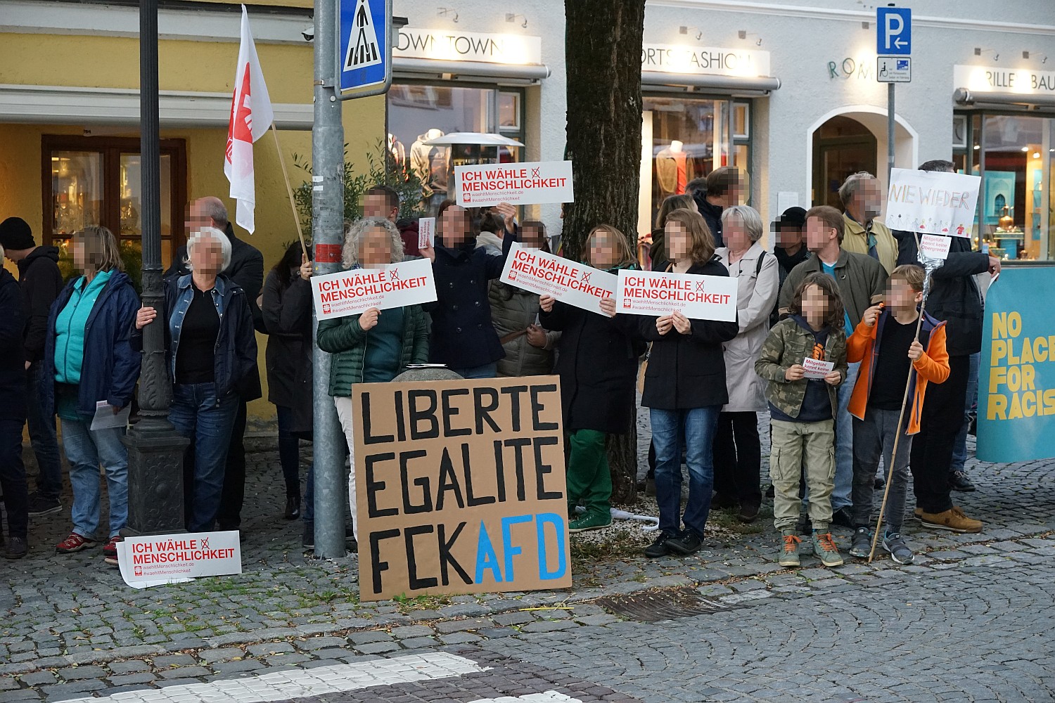 Gegendemonstration vor dem Ludwig-Thoma-Haus